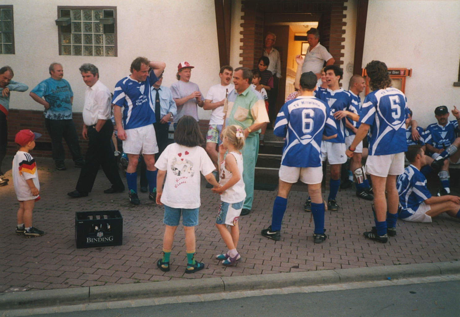 Die Fußballer des TVM feiern den Aufstieg am 28.5.1995